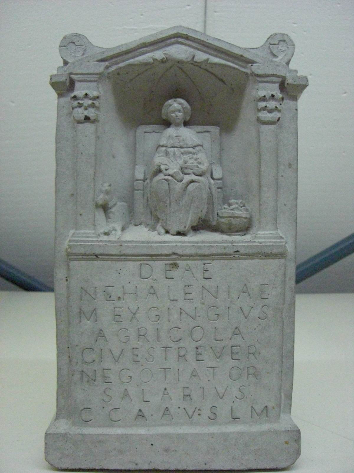 Replica van een Nehalennia-altaar (RMO Leiden)